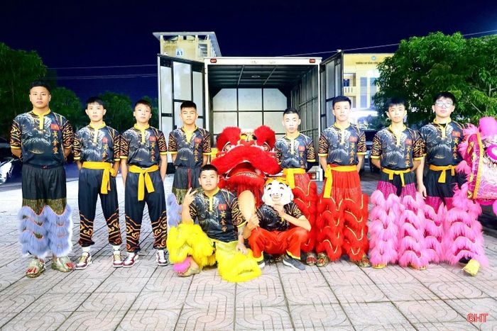 Đoàn Lân Sư Rồng Hoàng Kim Đường tất bật chạy show để kịp phục vụ nhiều điểm diễn trong những ngày cận tết Trung thu.