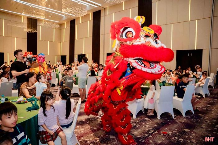 Đoàn Lân Sư Rồng Nhật Long Hà Tĩnh biểu diễn tại chương trình Trung thu của Vietcombank Hà Tĩnh.