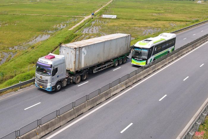 Theo xác nhận từ Công ty TNHH Thu phí tự động VETC - đơn vị phụ trách thu phí không dừng tuyến cao tốc qua Hà Tĩnh, so với thời điểm mới bắt đầu triển khai thu phí (15/7), hiện nay, lưu lượng phương tiện trên tuyến giảm khoảng 30%.