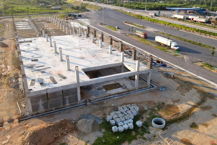 Việc các trạm dừng nghỉ trên tuyến cao tốc qua Hà Tĩnh chưa hoàn thành, mới chỉ khai thác tạm ở trạm dừng nghỉ trên đoạn tuyến qua xã Cẩm Hưng cũng khiến tài xế cân nhắc. Trường hợp di chuyển trên quốc lộ 1, tài xế có nhiều lựa chọn chỗ ăn uống, nghỉ ngơi và giá cả cũng “mềm" hơn so với trạm dừng nghỉ trên cao tốc.
