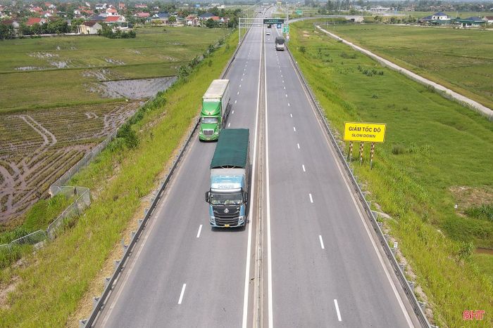 Lưu lượng phương tiện trên tuyến cao tốc qua địa bàn Hà Tĩnh có xu hướng giảm bắt đầu từ gần 1 tháng trở lại đây. Tình trạng “vắng xe” trên cao tốc diễn ra nhiều thời điểm trong ngày.