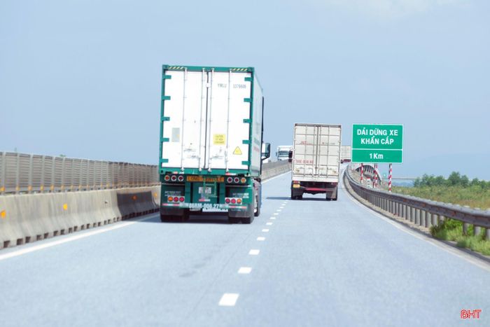Phía đơn vị thu phí đánh giá, lưu lượng xe giảm trên cao tốc qua Hà Tĩnh phần lớn là xe ô tô con, còn xe tải trọng lớn không giảm nhiều.