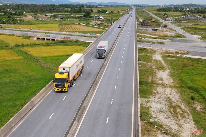 Đại diện Công ty TNHH Thu phí tự động VETC cũng trao đổi rằng, thời điểm này, học sinh bắt đầu năm học mới và thời tiết bước vào mùa mưa bão, nên các gia đình không còn có kế hoạch đi chơi, đi du lịch nên lượng xe giảm xuống.