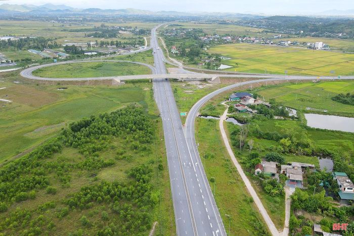 Cũng theo chia sẻ của tài xế, dù cao tốc thông thoáng, không có các điểm giao cắt với đường địa phương, di chuyển thuận lợi hơn, tuy nhiên, trường hợp có sự cố va chạm giao thông, thường bị ùn tắc kéo dài. Việc phương tiện nếu gặp sự cố trên cao tốc thì thời gian xử lý và chi phí gọi đơn vị sửa chữa cũng lâu hơn, cao hơn so với trên quốc lộ.