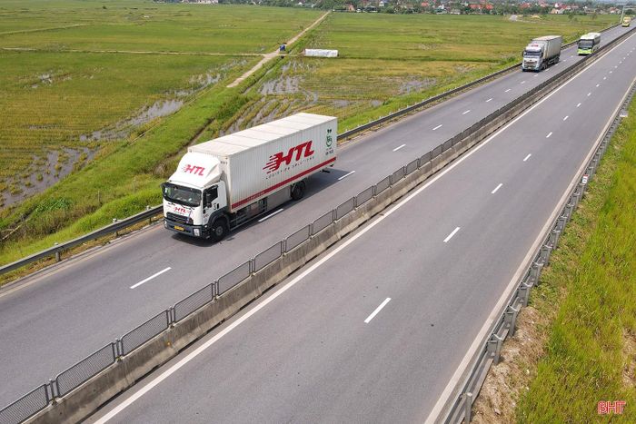 Qua chia sẻ của một số tài xế, trước đây, khi chưa triển khai việc thu phí không dừng, lưu thông trên cao tốc giúp họ tiết kiệm được phí cầu đường. Còn hiện nay, cùng với việc phải trả phí, cộng thêm biến động giá nhiên liệu, giá kho bãi tăng, các doanh nghiệp vận tải, tài xế phải “tính lại bài toán kinh tế” làm sao có lợi nhất trong quá trình lưu thông.
