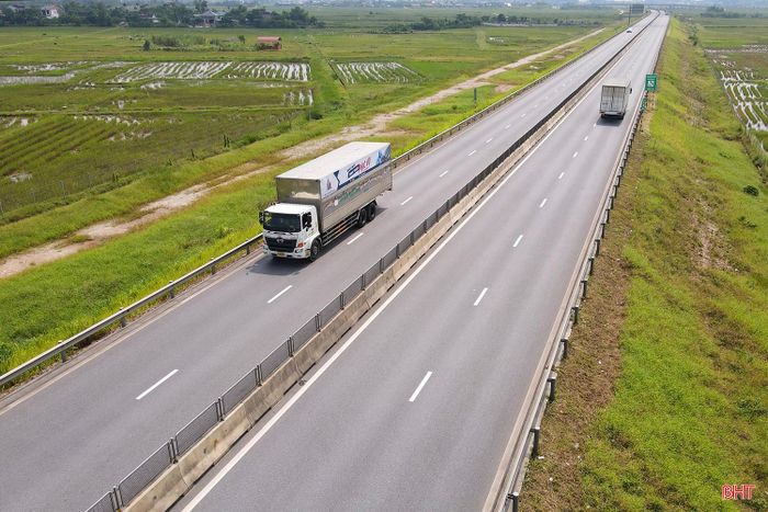  “Chi phí mỗi thứ đều tăng, khi cộng lại sẽ “đội” lên nhiều nên việc lựa chọn quãng đường di chuyển, anh em chúng tôi phải rất cân nhắc”, tài xế Nguyễn Bá Ngọc (SN 1985, trú TP Hải Phòng) - tài xế lái xe tải đường dài chia sẻ. 
