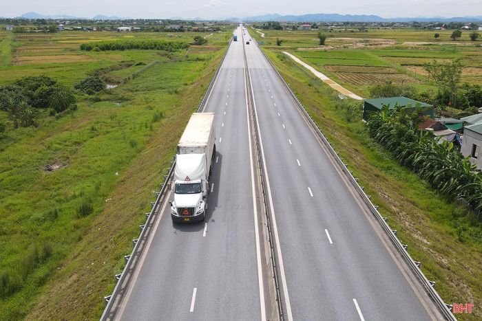 Bên cạnh đó, thời gian gần đây, lực lượng CSGT cũng tăng cường xử lý vi phạm giao thông trên cao tốc như vi phạm “bám làn” gần dải phân cách cứng, chạy không đúng tốc độ... cũng phần nào làm tài xế “e ngại”.