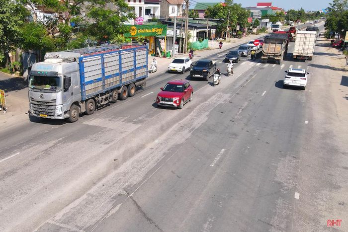  Trong khi xe trên tuyến cao tốc giảm, hiện nay, lưu lượng phương tiện lưu thông trên các tuyến quốc lộ, đường ven biển ở Hà Tĩnh lại gia tăng trở lại (Trong ảnh: Xe lưu thông trên quốc lộ 1, đoạn qua Hà Tĩnh). 