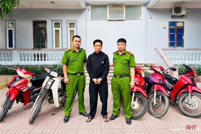 Nguyễn Kế Tài và tang vật bị công an thu giữ.