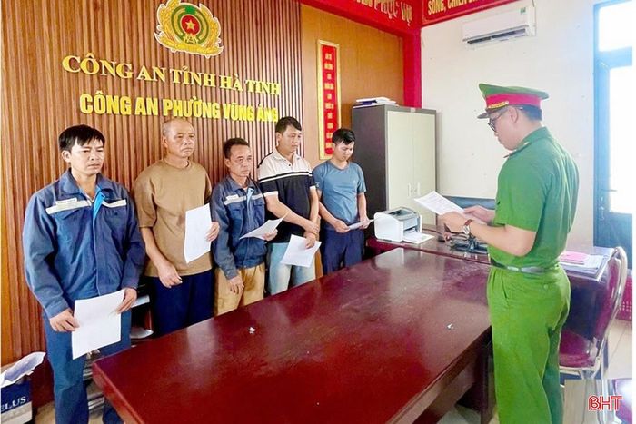 Cơ quan CSĐT Công an tỉnh Hà Tĩnh tống đạt quyết định khởi tố đối với 5 đối tượng trộm cắp dây cáp điện, dây điện (tổng trị giá khoảng 122 triệu đồng) tại công trường Nhà máy Sản xuất xe máy điện VinFast Hà Tĩnh - Khu kinh tế Vũng Áng (tháng 6/2026).