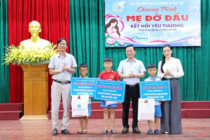 Lãnh đạo Hội LHPN tỉnh Hà Tĩnh, phường Hà Huy Tập và các đơn vị nhận đỡ đầu trao biểu trưng hỗ trợ cho các cháu trẻ mồ côi.