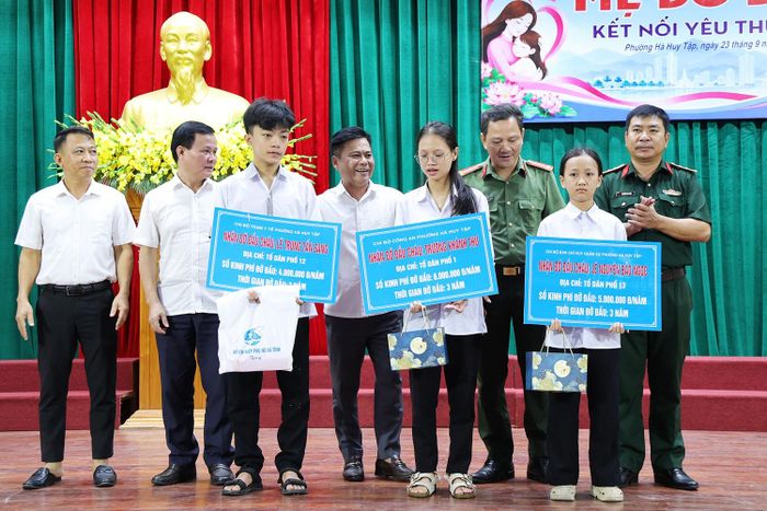 Qua kết nối của Hội LHPN phường Hà Huy Tập, có 21 trẻ mồ côi trên địa bàn được nhận đỡ đầu dịp này.