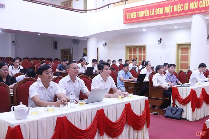 Đại biểu tham dự chương trình.