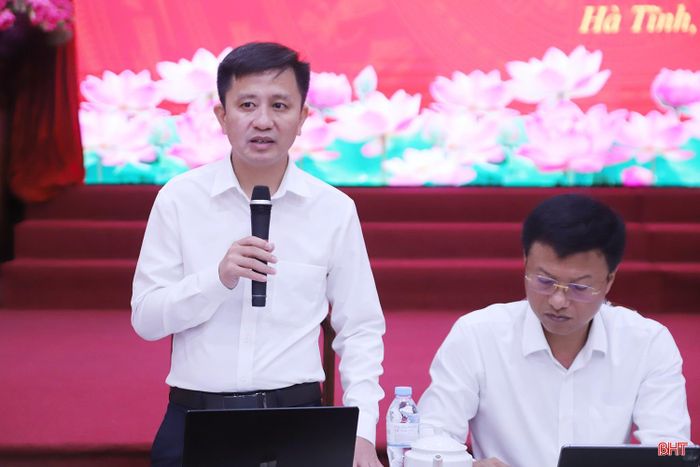 Phó Giám đốc Sở KH&CN Lê Văn Dũng cung cấp những thông tin khái quát về chủ trương, chính sách phát triển khoa học, công nghệ, chuyển đổi số trong giai đoạn mới.