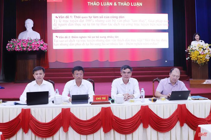 Các đồng chí chủ trì tọa đàm.