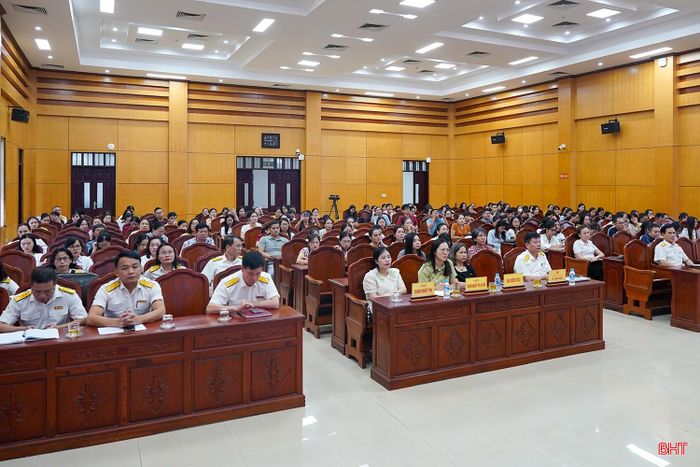 Các đại biểu và đại diện doanh nghiệp tham dự.