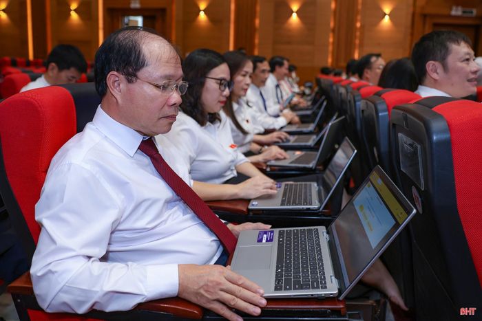 Các đại biểu tiến hành biểu quyết thông qua dự thảo nghị quyết.