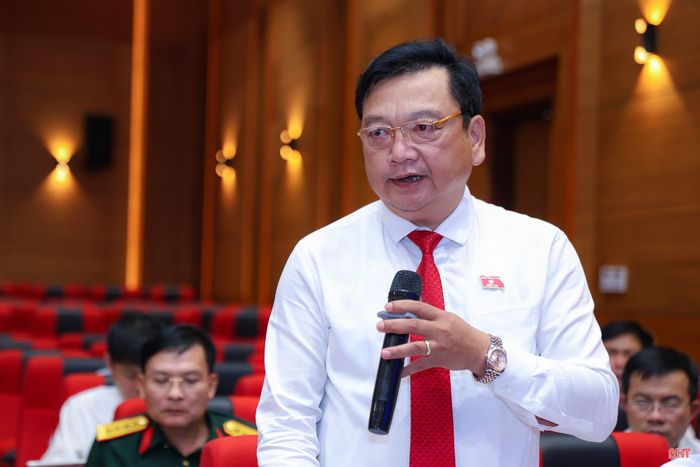 Đồng chí Hồ Huy Thành - Phó Chủ tịch UBND tỉnh báo cáo, giải trình một số nội dung tại kỳ họp.