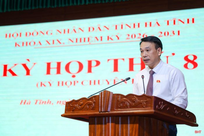 Đồng chí Nguyễn Huy Hùng - Chánh Văn phòng Đoàn ĐBQH & HĐND tỉnh đại diện Tổ thư ký trình bày các dự thảo nghị quyết.