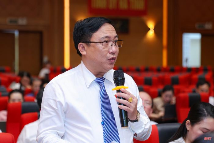 Đại biểu Hà Văn Đàn - Bí thư Đảng ủy, Chủ tịch HĐND xã Hương Phố phát biểu thảo luận.
