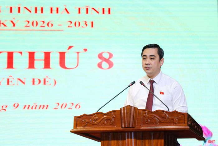 Đồng chí Lê Thành Đông - Giám đốc Sở KH&CN trình bày tờ trình.