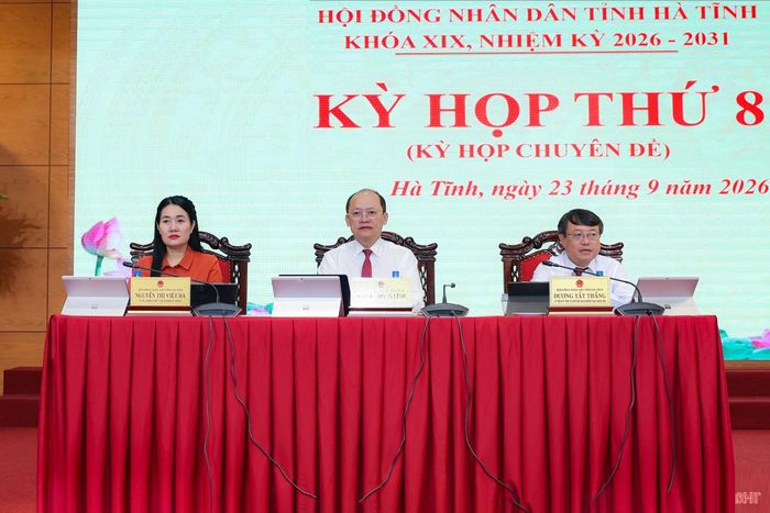 Các đồng chí: Nguyễn Hồng Lĩnh – Phó Bí thư Thường trực Tỉnh ủy, Chủ tịch HĐND tỉnh; Dương Tất Thắng - Ủy viên BTV Tỉnh ủy, Phó Chủ tịch Thường trực HĐND tỉnh; Nguyễn Thị Việt Hà - Phó Chủ tịch HĐND tỉnh chủ tọa kỳ họp.