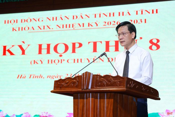 Đồng chí Trịnh Văn Ngọc - Giám đốc Sở Nội vụ trình bày tờ trình.