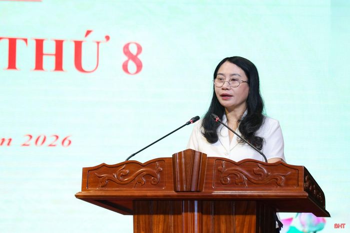 Đồng chí Nguyễn Thị Nhuần - Trưởng ban Pháp chế HĐND tỉnh trình bày báo cáo thẩm tra.