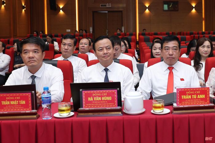 Các đại biểu tham dự kỳ họp.