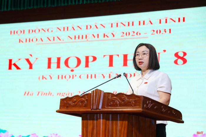 Đồng chí Nguyễn Thị Thuý Nga - Trưởng ban Kinh tế - Ngân sách HĐND tỉnh trình bày báo cáo thẩm tra.