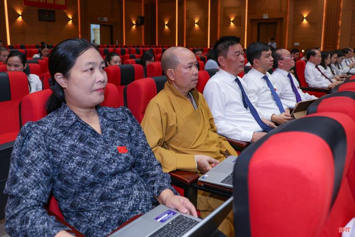 Các đại biểu HĐND tỉnh tham dự kỳ họp.