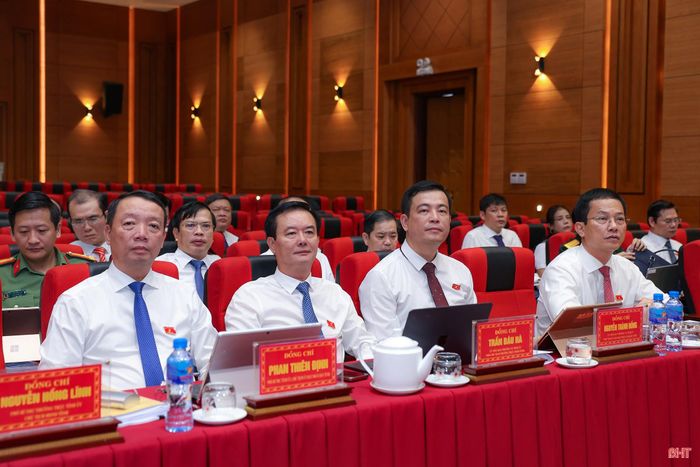 Đồng chí Phan Thiên Định - Phó Bí thư Tỉnh ủy, Chủ tịch UBND tỉnh và các đại biểu tham dự kỳ họp.
