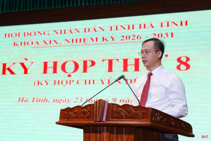 Đồng chí Hồ Đức Đàn - Quyền Giám đốc Sở Tài chính trình bày tờ trình.