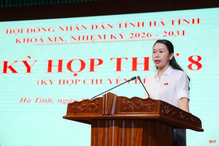 Đồng chí Đào Thị Anh Nga - Trưởng ban Văn hoá - Xã hội HĐND tỉnh trình bày báo cáo thẩm tra.