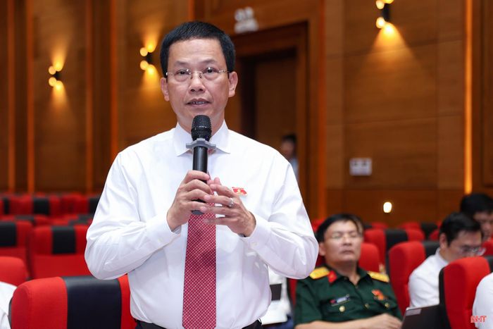 Đồng chí Nguyễn Trọng Hiếu - Ủy viên BTV Tỉnh ủy, Phó Chủ tịch UBND tỉnh báo cáo, giải trình một số nội dung tại kỳ họp.