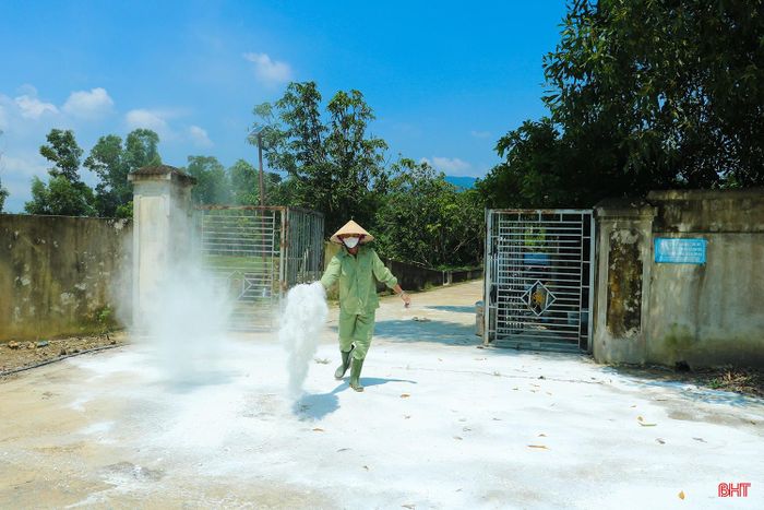 Trang trại chăn nuôi lợn Hồng Châu (xã Hồng Lộc) thực hiện nghiêm các biện pháp cách ly, tiêu độc khử trùng để bảo vệ đàn lợn.