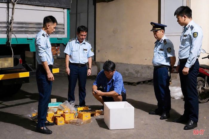 Ngày 21/7/2026, Chi cục Quản lý thị trường Hà Tĩnh phối hợp xử phạt hành chính ông T.M.T (tỉnh Gia Lai) vận chuyển 400 bao thuốc lá điếu do nước ngoài sản xuất nhưng không có hóa đơn, chứng từ chứng minh nguồn gốc.
