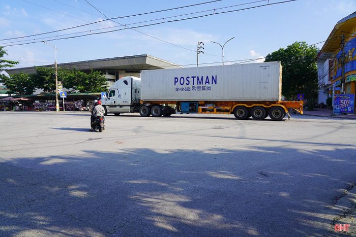 Tại điểm giao cắt giữa hai tuyến đường, các phương tiện từ đường Trung tâm nhập vào quốc lộ 8 phải di chuyển qua dòng xe lưu thông theo nhiều hướng. Do chưa có đèn tín hiệu giao thông, việc nhường đường chủ yếu dựa vào ý thức của người điều khiển phương tiện. Khi lưu lượng xe tăng cao, tình trạng giao thông tại đây trở nên lộn xộn, các phương tiện phải di chuyển chậm, tránh nhau trong phạm vi nút giao.