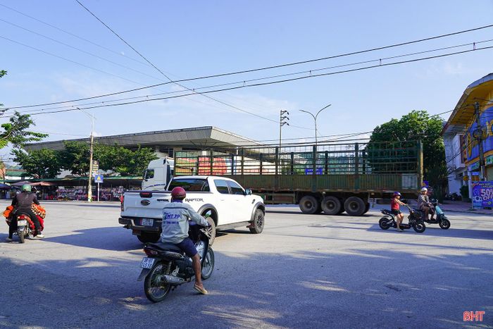 Tại khu vực ngã tư này, các phương tiện lưu thông khá đông, nhất là vào những thời điểm đầu giờ sáng và cuối buổi chiều. Trên quốc lộ 8, ngoài phương tiện của người dân địa phương còn có nhiều xe tải, xe container, xe khách.