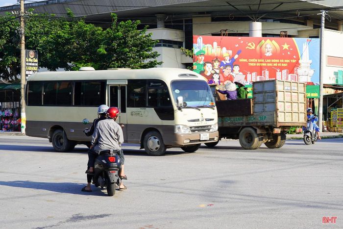Quốc lộ 8 là tuyến có vai trò quan trọng trong hoạt động giao thương qua Cửa khẩu quốc tế Cầu Treo. Vì vậy, lượng phương tiện vận tải qua khu vực xã Sơn Tây thường xuyên ở mức cao, trong đó có nhiều phương tiện trọng tải lớn.
