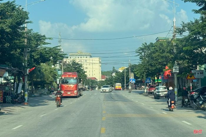 Nguy cơ mất an toàn còn đáng lưu ý vào ban đêm, khi tầm nhìn hạn chế và các phương tiện vận tải lớn lưu thông trên quốc lộ 8 đoạn qua nút giao. Trong điều kiện thời tiết mưa, sương mù, việc quan sát và xử lý tình huống tại nút giao càng khó khăn hơn.
