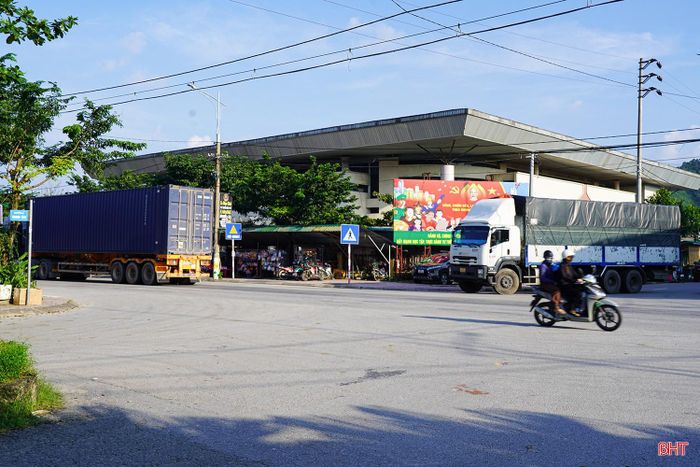 Việc đầu tư, hoàn thiện hạ tầng và tổ chức giao thông tại nút giao không chỉ góp phần giảm nguy cơ xảy ra tai nạn mà còn tạo điều kiện thuận lợi cho người dân đi lại, đồng thời bảo đảm an toàn cho các phương tiện vận tải lưu thông trên tuyến đường kết nối giao thương Việt Nam – Lào.