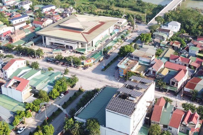 Nằm trên tuyến giao thương huyết mạch kết nối Hà Tĩnh với nước bạn Lào, ngã tư giao giữa quốc lộ 8 và đường Trung tâm (hay còn gọi là ngã tư Trung tâm) tại xã Sơn Tây đang trở thành điểm giao thông phức tạp. Lưu lượng phương tiện lớn, trong khi nút giao chưa được bố trí hệ thống đèn tín hiệu nên việc đi lại của người dân tiềm ẩn nhiều nguy cơ mất an toàn.