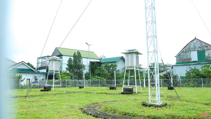 Trong nghề khí tượng, tôi phải làm việc với rất nhiều loại máy móc và các con số. Ngoài dựa vào số liệu, tôi cũng có thể sử dụng kinh nghiệm và kiến thức để quan sát mây, dự báo một số hiện tượng như dông, sấm sét…