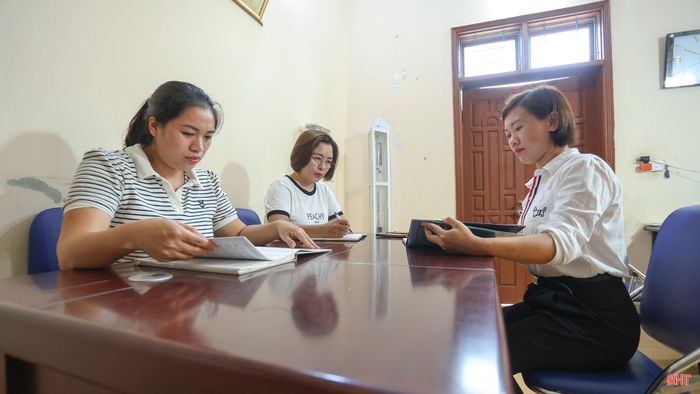 Trạm có tổng cộng 4 cán bộ công tác nên chúng tôi phải chia ca để duy trì hoạt động. Một người đảm nhận ca sáng, một người trực ca đêm, các thành viên còn lại thay phiên thực hiện nhiệm vụ.