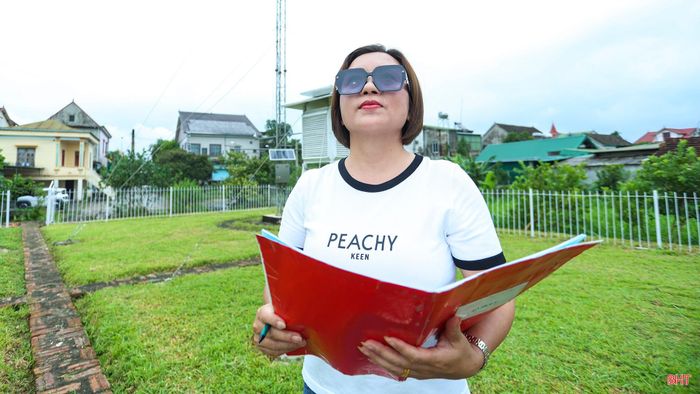 Tôi thường đeo kính râm khi làm việc ngoài trời để bảo vệ mắt, nhất là vào những ngày nắng. Thời tiết thay đổi liên tục khiến công việc ở trạm không ngày nào giống ngày nào.