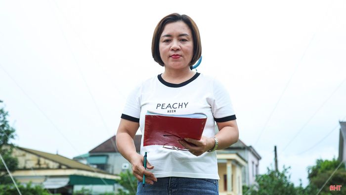 Sau đó, tôi cẩn thận kiểm tra lại toàn bộ trang thiết bị một lượt, lau chùi sạch sẽ rồi sắp xếp các dụng cụ đo đạc gọn gàng vào đúng vị trí quy định. Khi đã chốt đầy đủ số liệu và khóa cửa lều khí tượng an toàn, tôi khép lại ca làm việc ngoài trời để trở vào phòng máy truyền dữ liệu.