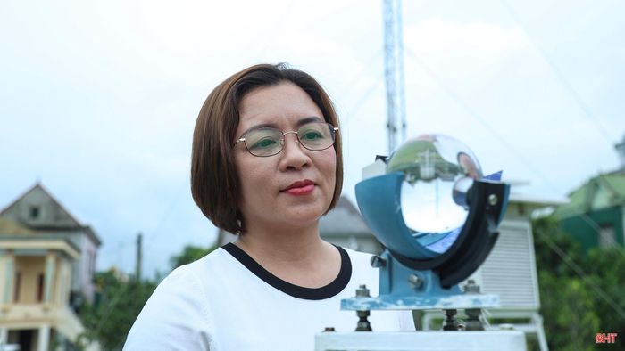 Để đo được thời điểm xảy ra nắng nóng trong ngày, tôi sử dụng một thiết bị với nguyên lý vận hành là một thấu kính hội tụ. Sự hấp thụ nhiệt ở thấu kính này có thể khiến giản đồ bên dưới bốc cháy, dựa vào vệt cháy sẽ nhận định được thời điểm nắng nhất trong ngày.