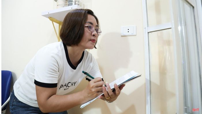 Trong phòng kỹ thuật của cơ quan, tôi tiếp tục ghi chép số liệu nơi đặt các thiết bị ghi tự động. Các thông số biểu thị, đặc biệt là thông số khí áp sẽ cho tôi biết rất rõ về các hình thái thời tiết đang xảy ra như mưa bão, gió mùa đông bắc, nắng nóng gay gắt…