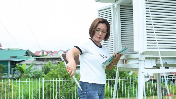 Mỗi số liệu về nhiệt độ, độ ẩm hay lượng mưa mà tôi ghi chép chính xác trong từng ca trực là căn cứ quan trọng giúp phát đi các bản tin dự báo, cảnh báo thiên tai kịp thời, góp phần bảo vệ sự an toàn cho cuộc sống của Nhân dân.